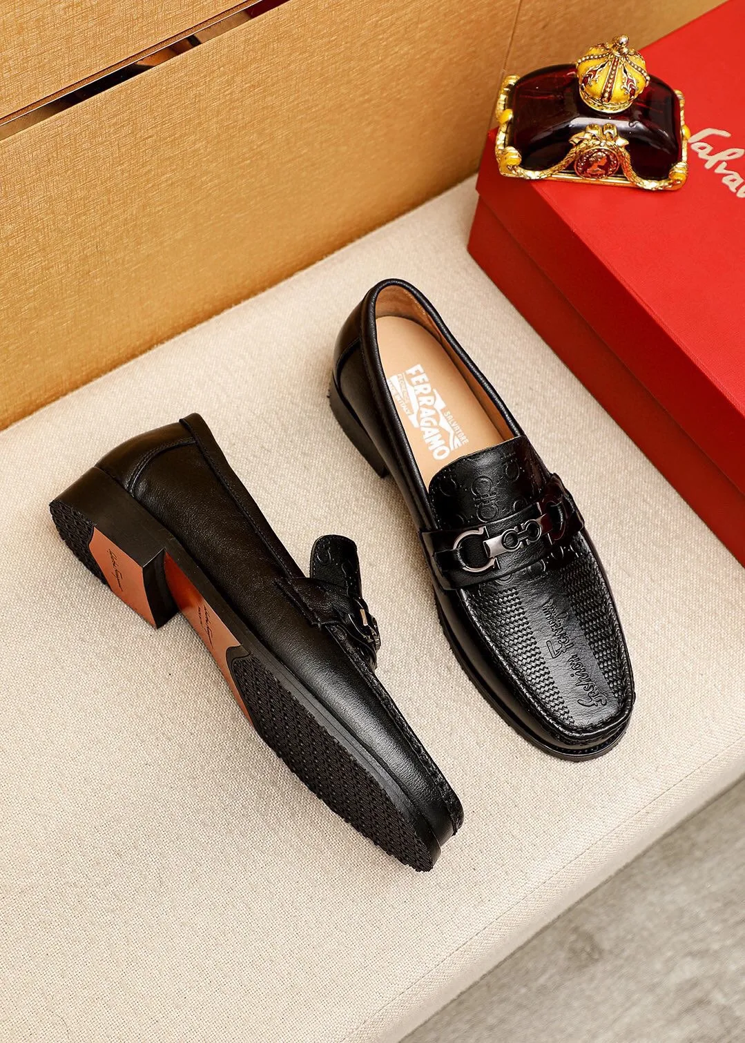 Men's shoes 💰462 💐 Product trademark: Ferragamo "Ferragamo" casual leather shoes Regular size: 38-44 (45.46🉑️customized) Product materials: Selected imported first-layer calfskin embossed upper + luxury hardware buckle, imported water-dyed cow leather lining. Strong three-dimensional visual effect, combined outsole Color: 1⃣️color optional